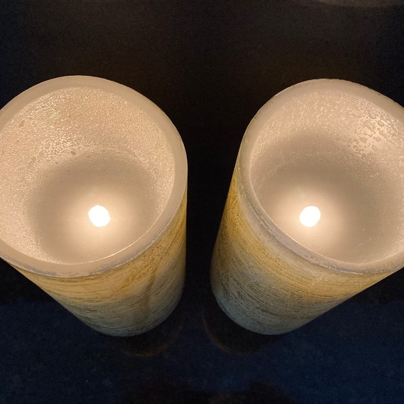 Set of 2 Iced Metallic Battery Operated Flameless Candles & Remote/4 x 8 "/NEW! - Picture 3 of 6
